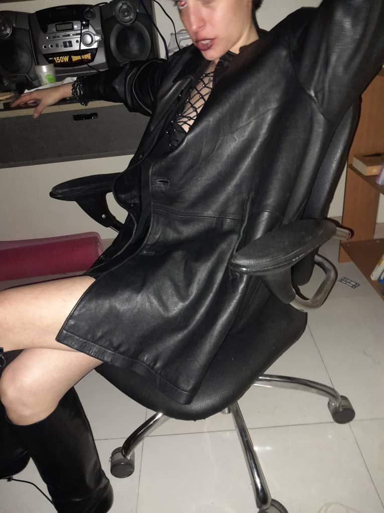 کت چرم - نما ۴